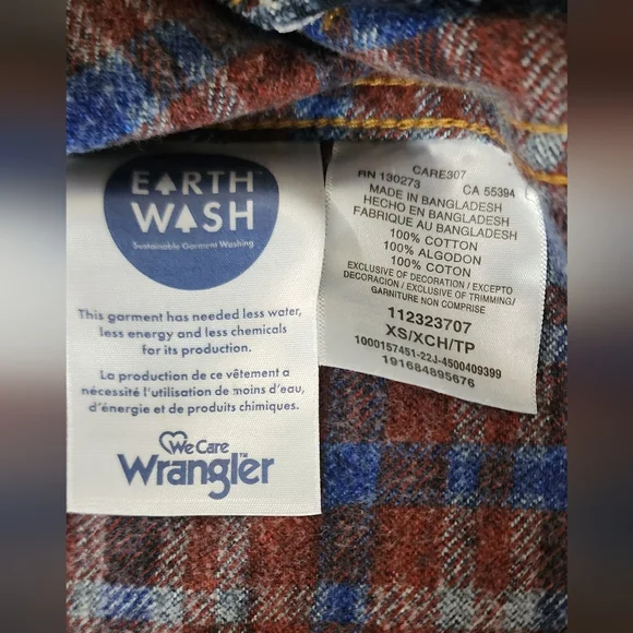 WRANGLER WOMEN'S FLANNEL LINED MEDIUM WASH PLEATED DENIM JACKET - Picture 5 of 7